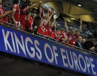 Bayern Munich's midfielder Arjen Robben lifts the trophy after the UEFA Champions League final in London on May 25, 2013